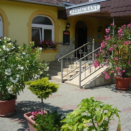 Patyi Etterem Es Hotel Bögöte Dış mekan fotoğraf
