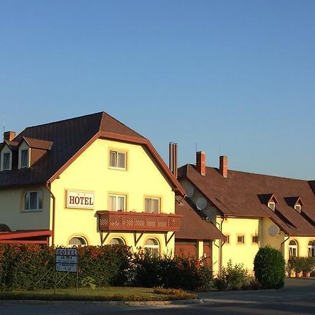 Patyi Etterem Es Hotel Bögöte Dış mekan fotoğraf