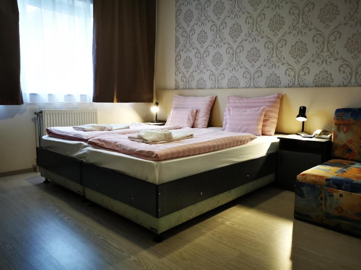 Patyi Etterem Es Hotel Bögöte Dış mekan fotoğraf