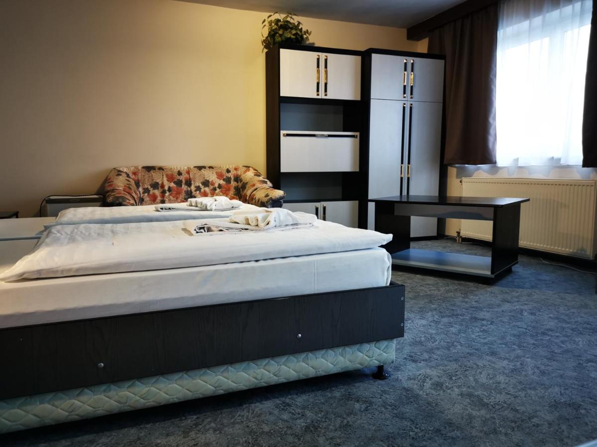 Patyi Etterem Es Hotel Bögöte Dış mekan fotoğraf