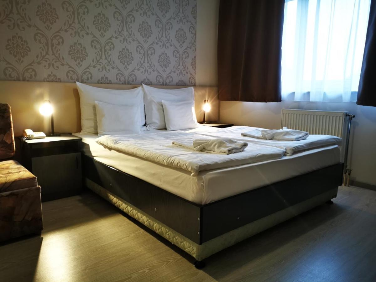 Patyi Etterem Es Hotel Bögöte Dış mekan fotoğraf