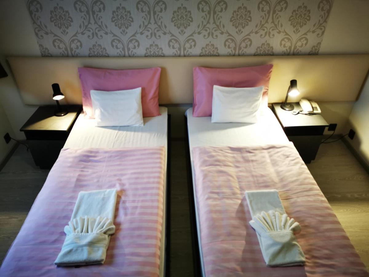 Patyi Etterem Es Hotel Bögöte Dış mekan fotoğraf