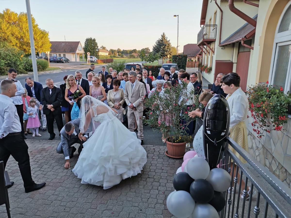 Patyi Etterem Es Hotel Bögöte Dış mekan fotoğraf