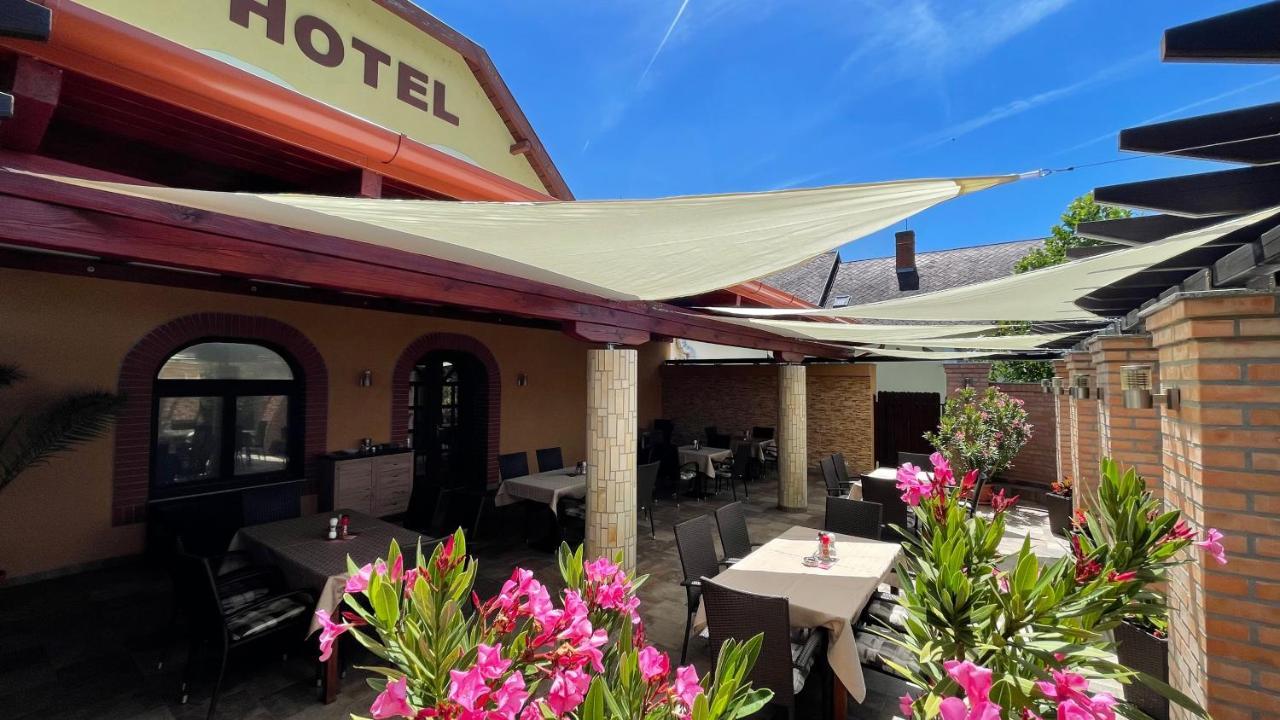 Patyi Etterem Es Hotel Bögöte Dış mekan fotoğraf