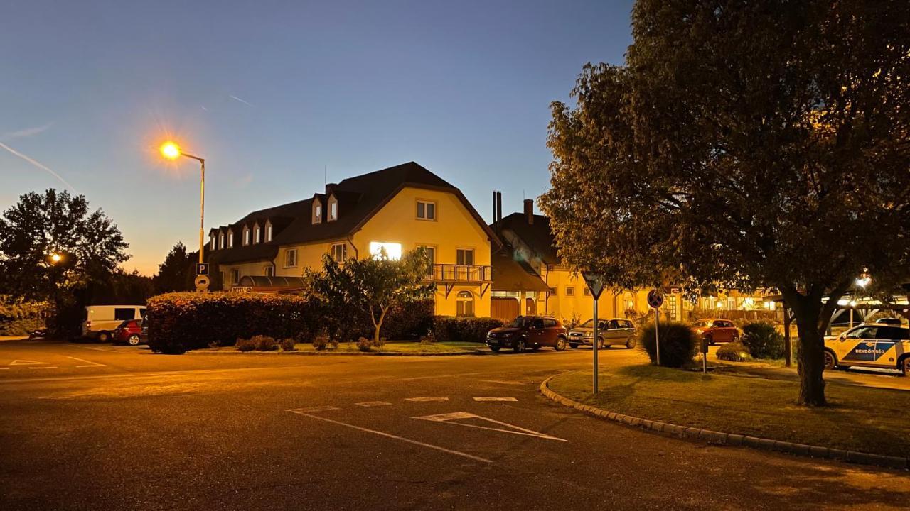 Patyi Etterem Es Hotel Bögöte Dış mekan fotoğraf