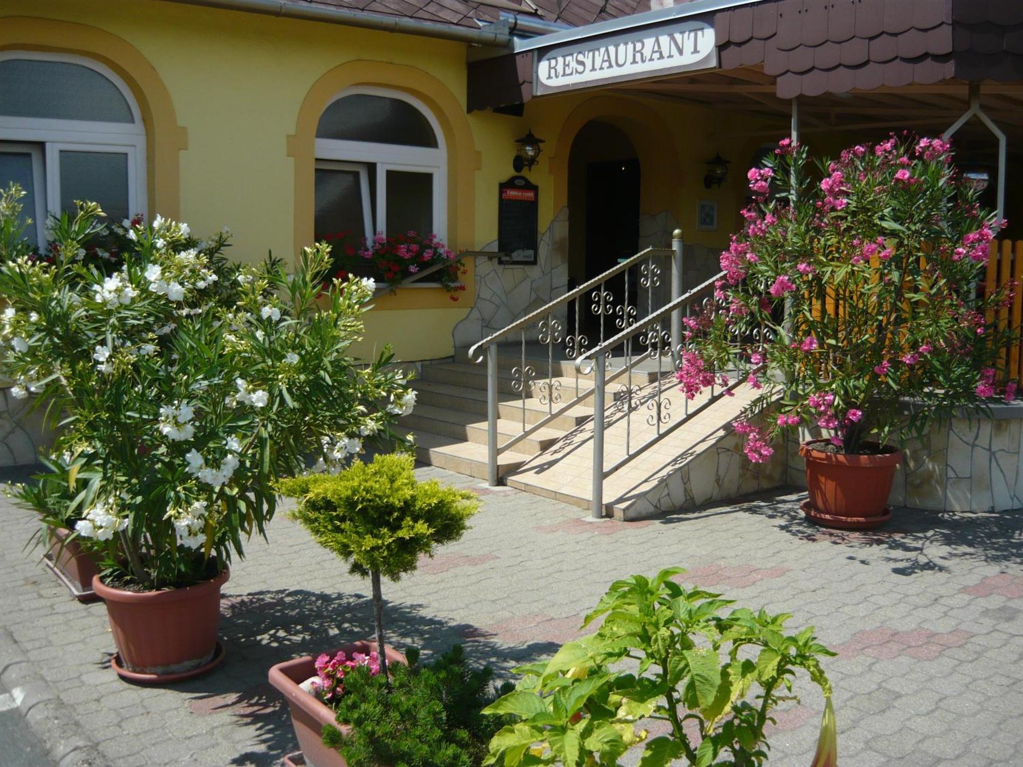 Patyi Etterem Es Hotel Bögöte Dış mekan fotoğraf