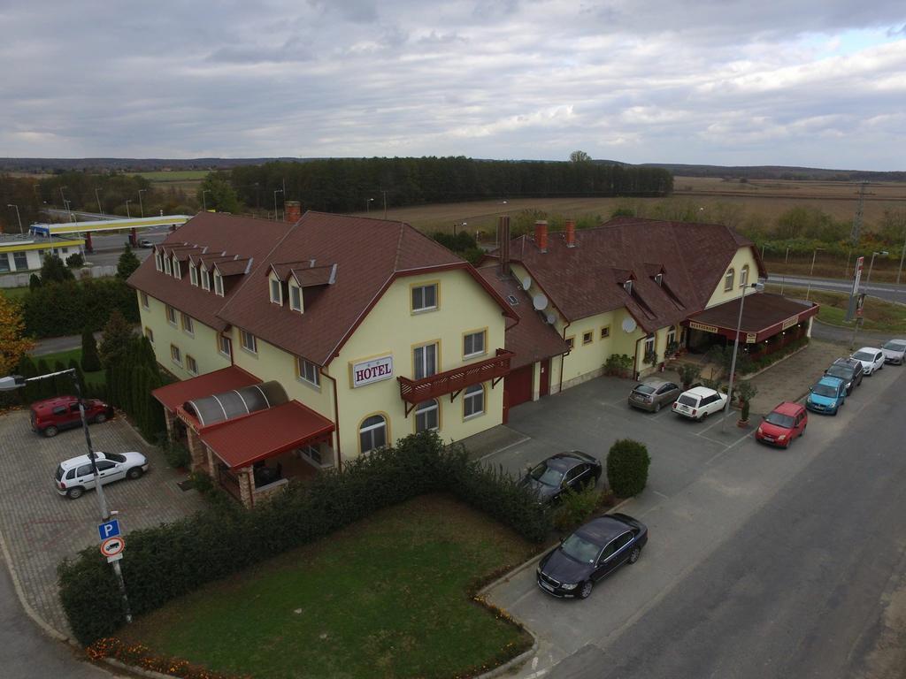 Patyi Etterem Es Hotel Bögöte Dış mekan fotoğraf