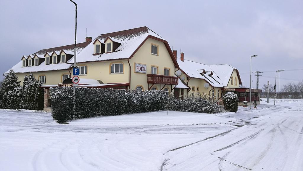 Patyi Etterem Es Hotel Bögöte Dış mekan fotoğraf