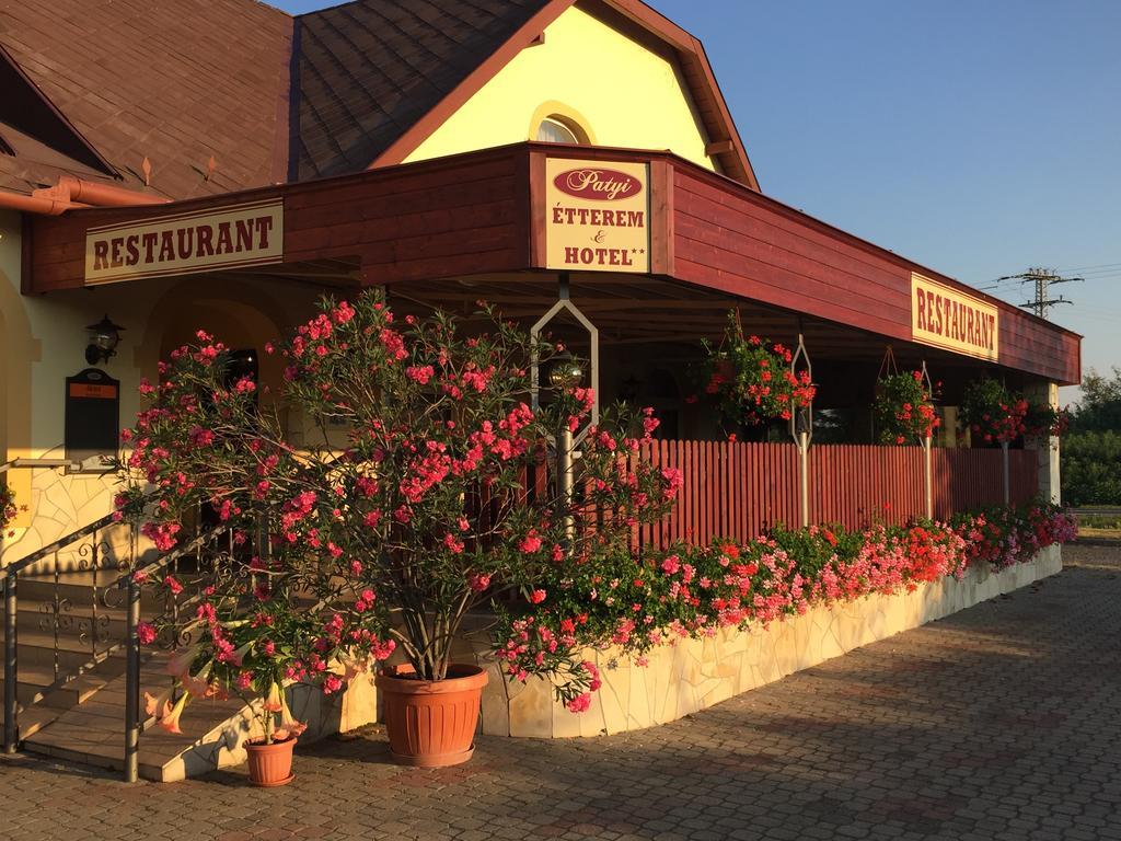 Patyi Etterem Es Hotel Bögöte Dış mekan fotoğraf