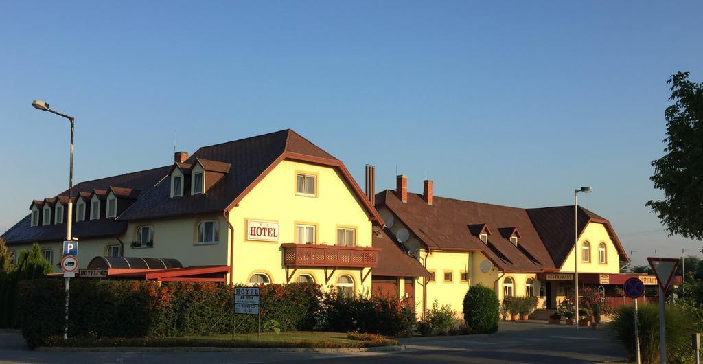 Patyi Etterem Es Hotel Bögöte Dış mekan fotoğraf
