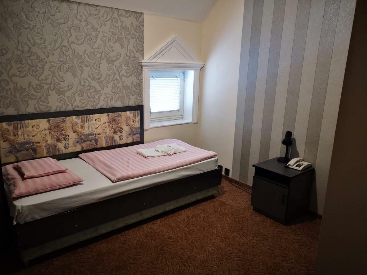 Patyi Etterem Es Hotel Bögöte Dış mekan fotoğraf