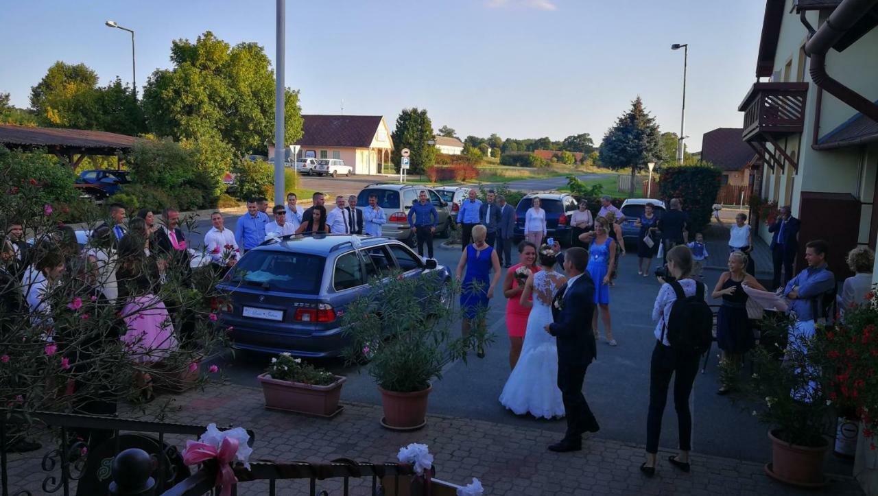 Patyi Etterem Es Hotel Bögöte Dış mekan fotoğraf