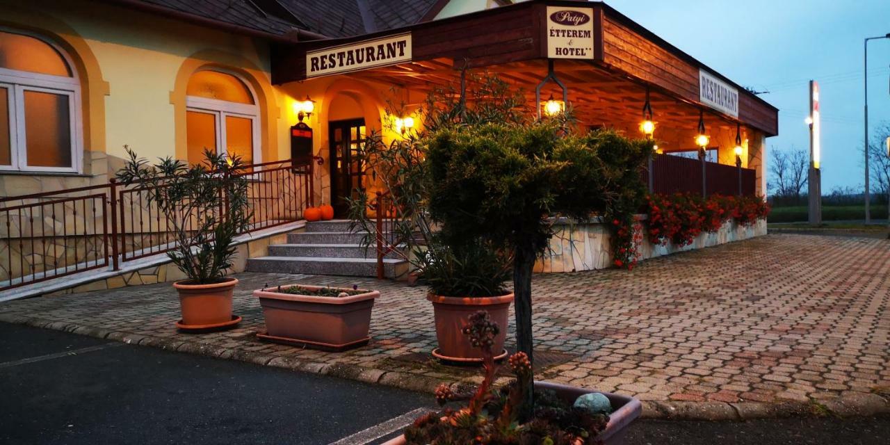 Patyi Etterem Es Hotel Bögöte Dış mekan fotoğraf